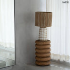 Kézzel faragott, spirális formájú suar fa ülőke és lerakóasztal natúr színben, organikus és modern belső terekhez, asztali lámpával