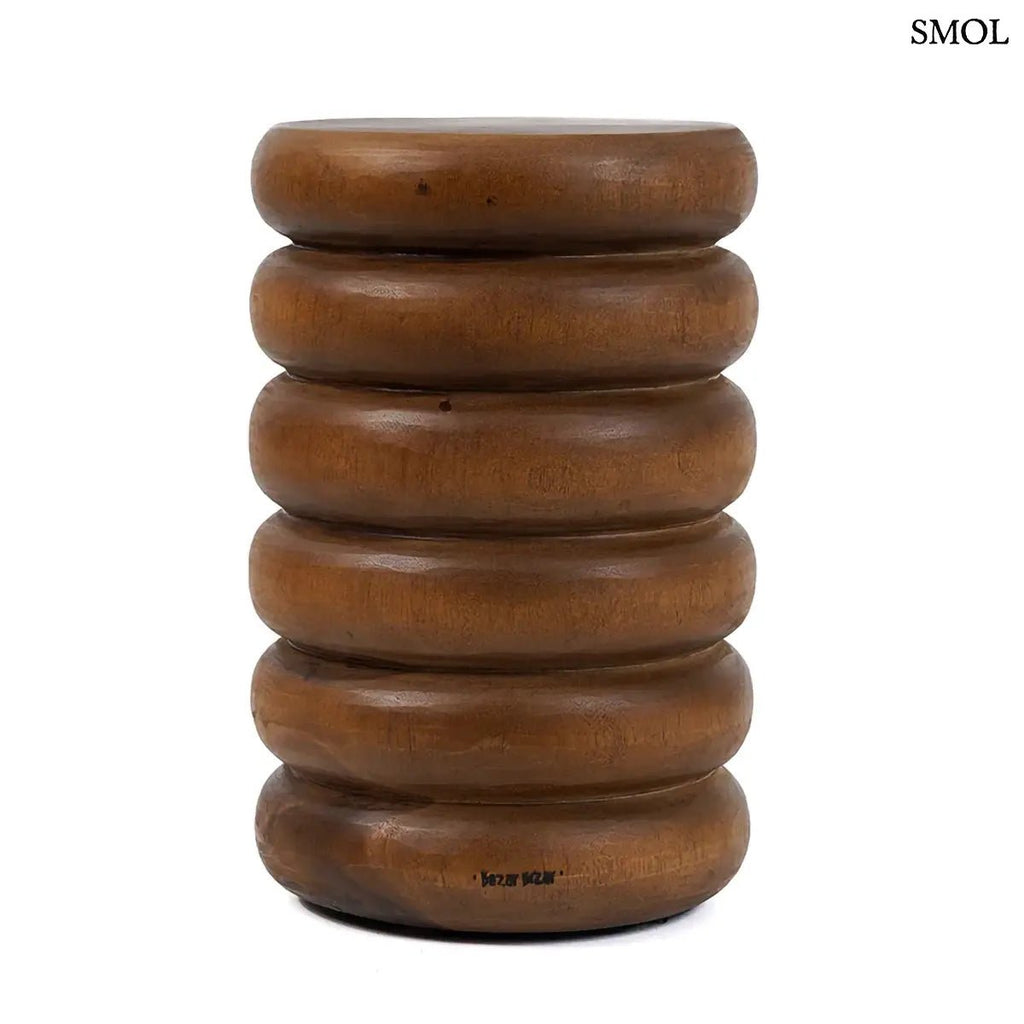 Kézzel faragott, spirális formájú suar fa ülőke és lerakóasztal natúr színben, organikus és modern belső terekhez, oldalról, fehér háttérrel