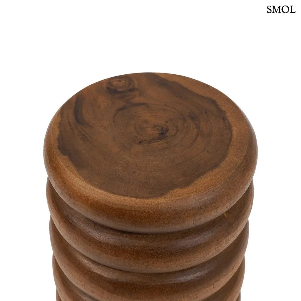 Kézzel faragott, spirális formájú suar fa ülőke és lerakóasztal natúr színben, organikus és modern belső terekhez, felső rész nagyítva