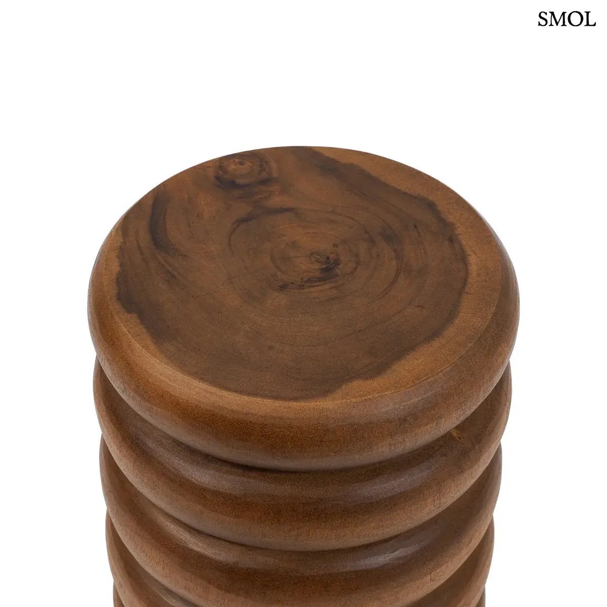 Kézzel faragott, spirális formájú suar fa ülőke és lerakóasztal natúr színben, organikus és modern belső terekhez, felső rész nagyítva