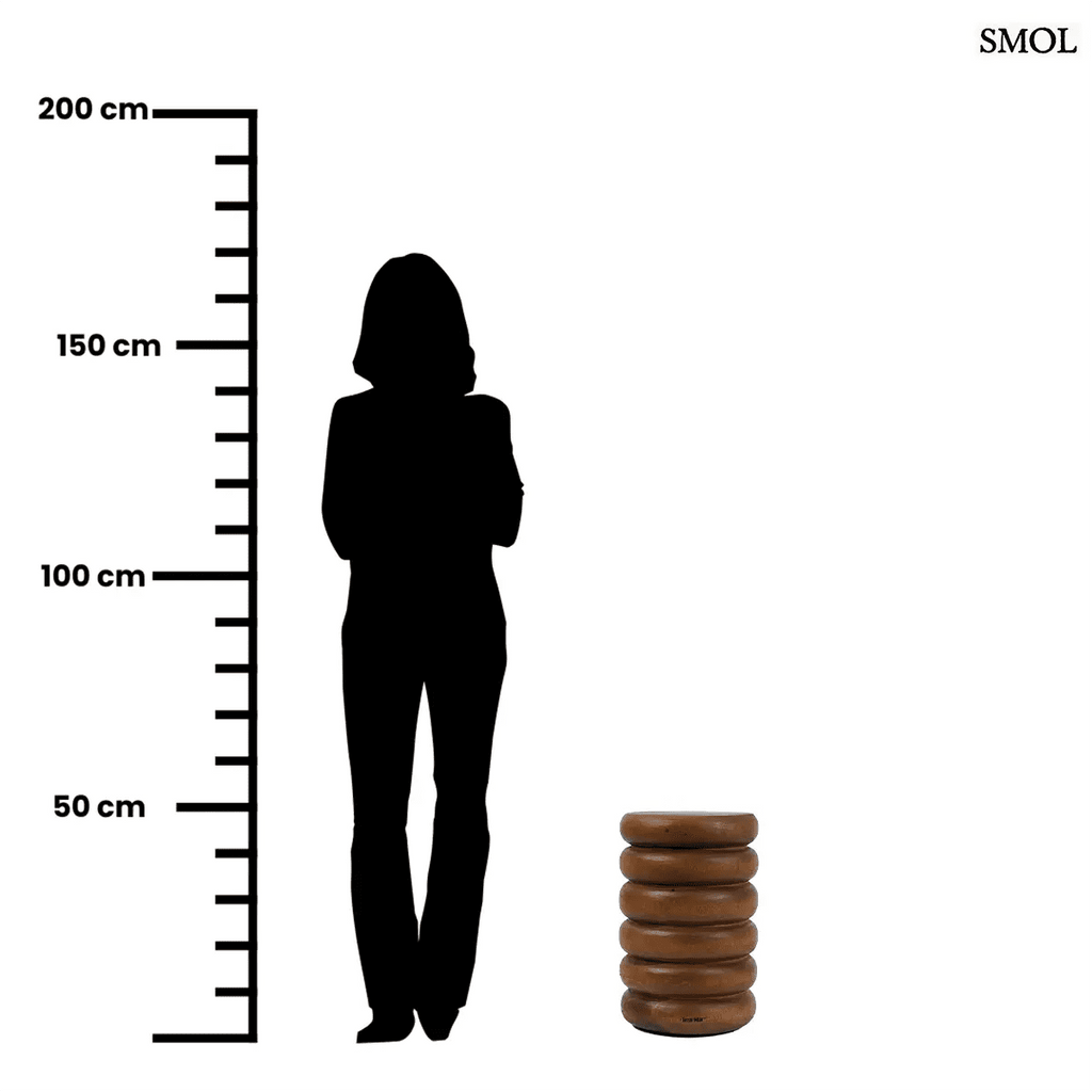 Kézzel faragott, spirális formájú suar fa ülőke és lerakóasztal natúr színben, organikus és modern belső terekhez, méretarányosan