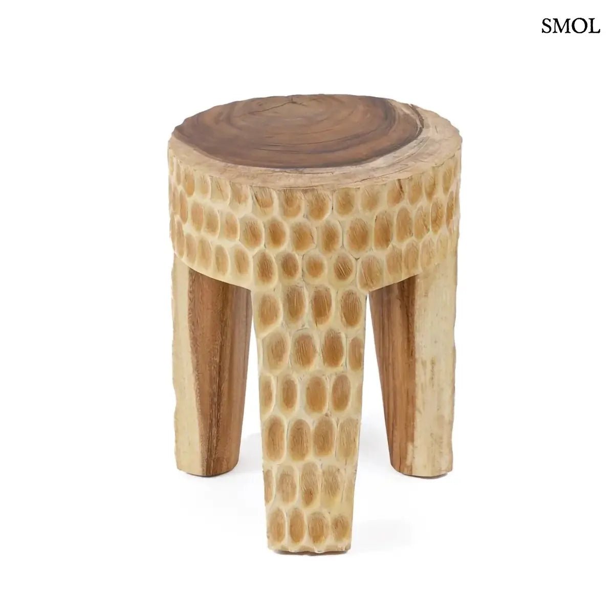 Rusztikus lerakóasztal és ülőke kézzel faragott tömör suar fából, háromlábú kivitelben és természetes fa erezettel, fehér háttérrel