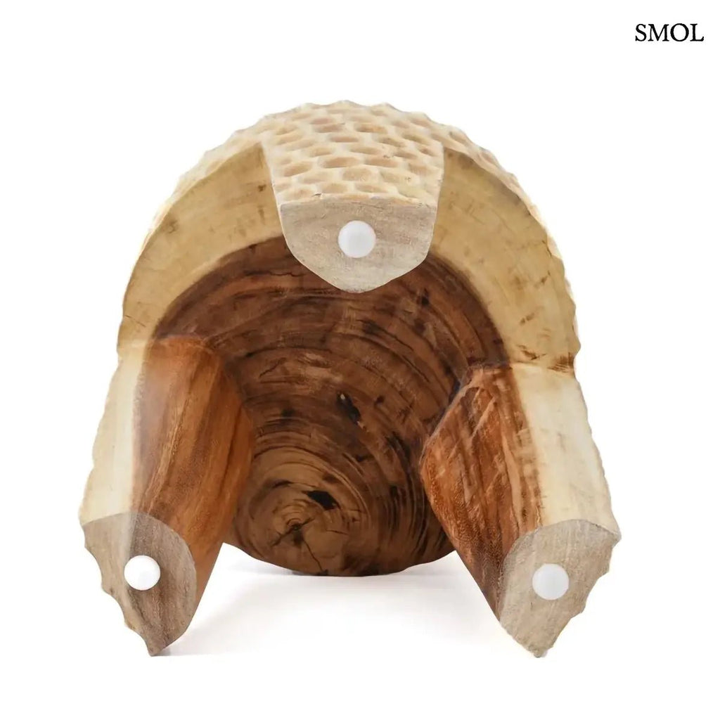 Rusztikus lerakóasztal és ülőke kézzel faragott tömör suar fából, háromlábú kivitelben és természetes fa erezettel, alulról