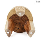 Rusztikus lerakóasztal és ülőke kézzel faragott tömör suar fából, háromlábú kivitelben és természetes fa erezettel, alulról