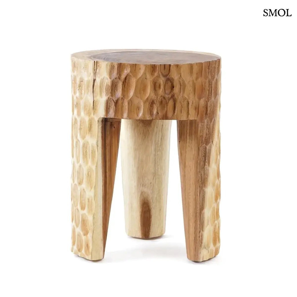 Rusztikus lerakóasztal és ülőke kézzel faragott tömör suar fából, háromlábú kivitelben és természetes fa erezettel, oldalról