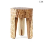 Rusztikus lerakóasztal és ülőke kézzel faragott tömör suar fából, háromlábú kivitelben és természetes fa erezettel, oldalról