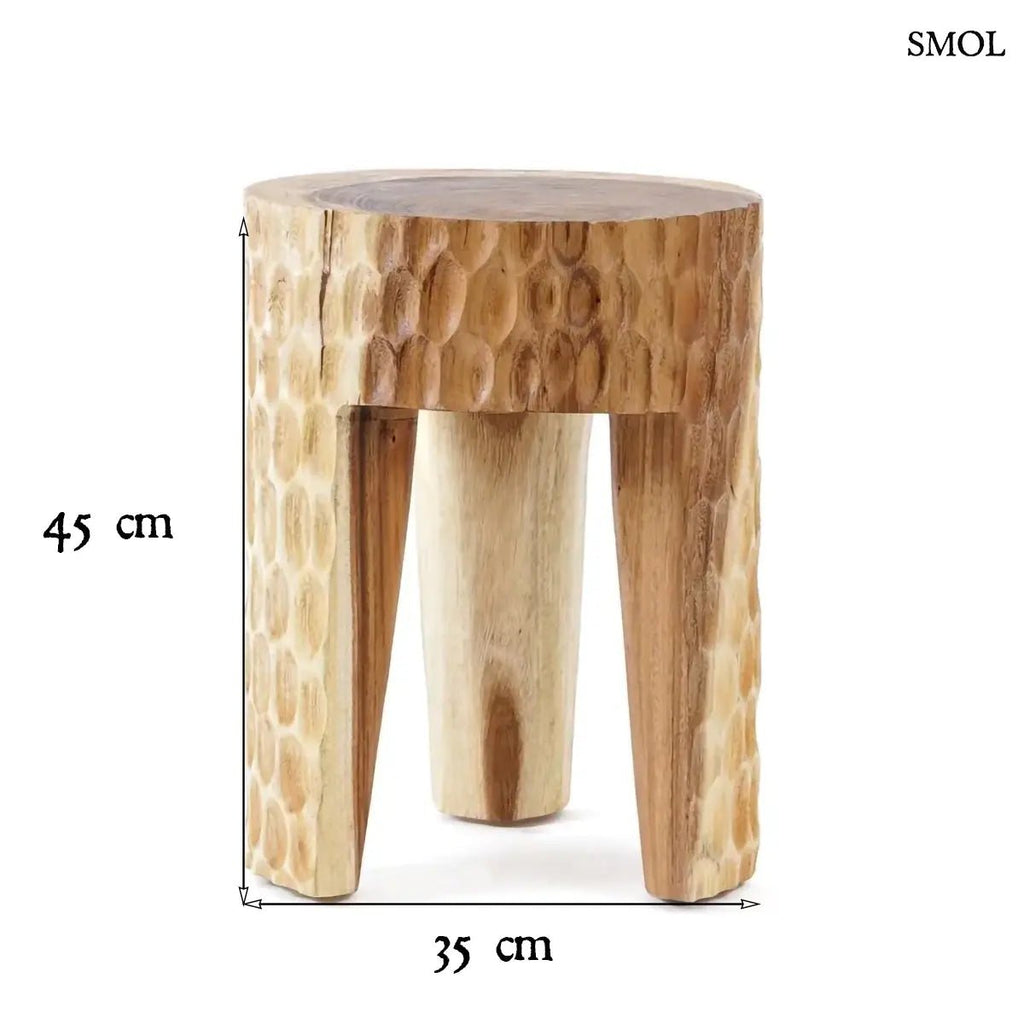 Rusztikus lerakóasztal és ülőke kézzel faragott tömör suar fából, háromlábú kivitelben és természetes fa erezettel, méretekkel