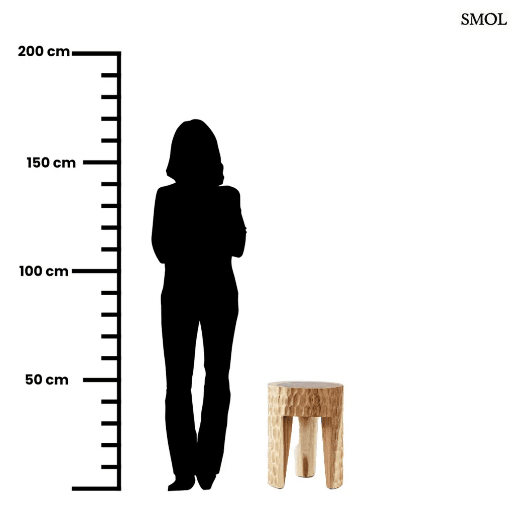 Rusztikus lerakóasztal és ülőke kézzel faragott tömör suar fából, háromlábú kivitelben és természetes fa erezettel, méretarányosan