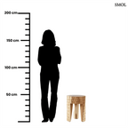 Rusztikus lerakóasztal és ülőke kézzel faragott tömör suar fából, háromlábú kivitelben és természetes fa erezettel, méretarányosan