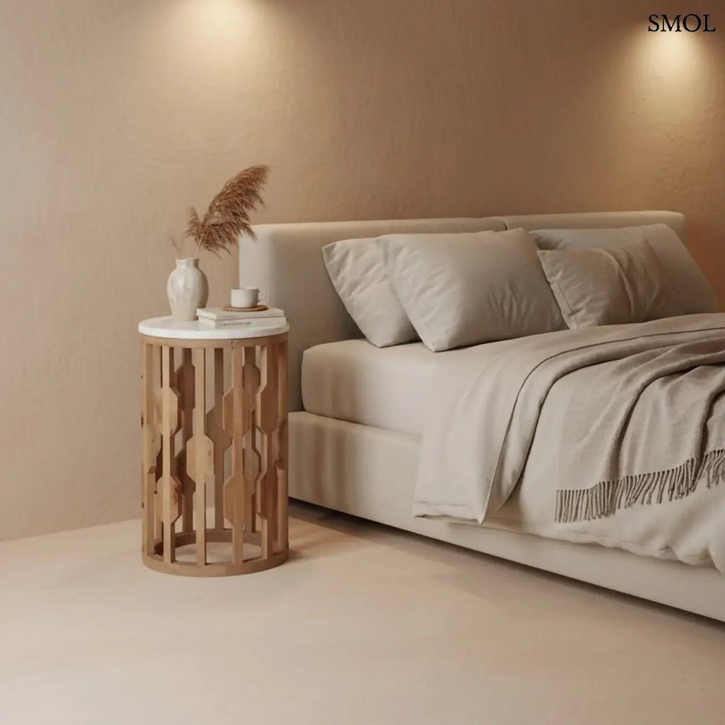 Modern fehér márvány és mangófa lerakóasztal hengeres, geometrikus mintázatú fa vázzal, világos, letisztult stílusban, hálószobában 