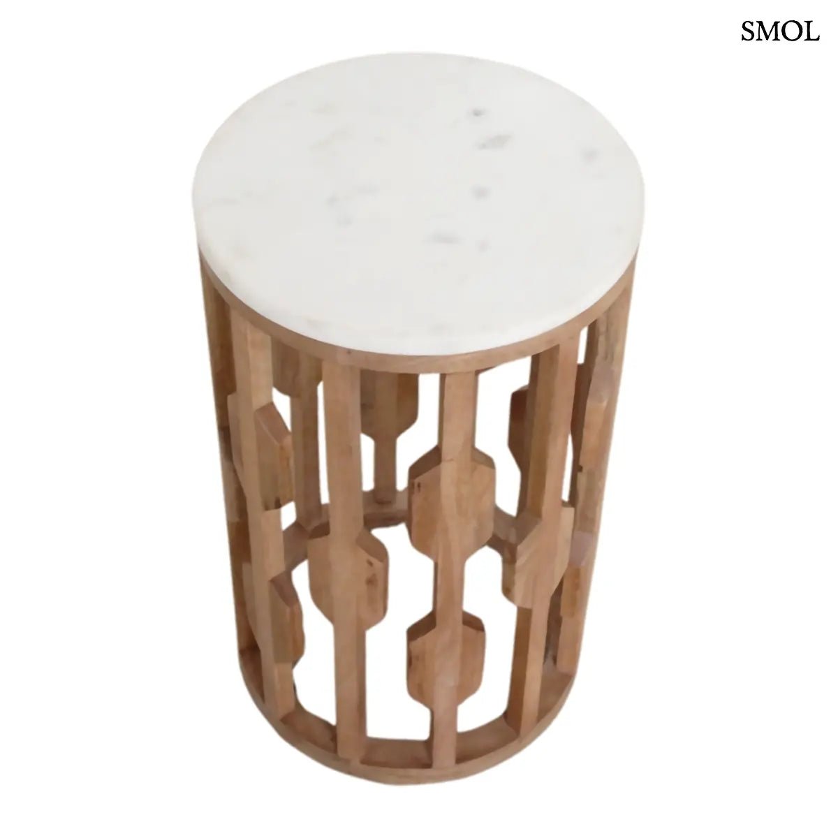 Modern fehér márvány és mangófa lerakóasztal hengeres, geometrikus mintázatú fa vázzal, világos, letisztult stílusban, ferdén