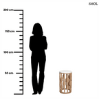 Modern fehér márvány és mangófa lerakóasztal hengeres, geometrikus mintázatú fa vázzal, világos, letisztult stílusban, méretarányosan