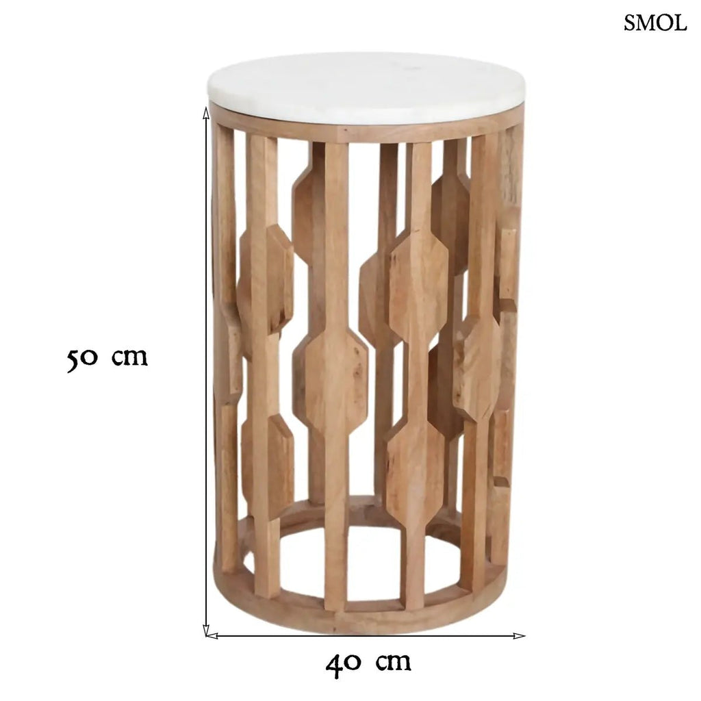 Modern fehér márvány és mangófa lerakóasztal hengeres, geometrikus mintázatú fa vázzal, világos, letisztult stílusban, méretekkel