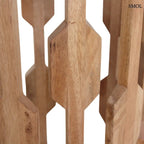 Modern fehér márvány és mangófa lerakóasztal hengeres, geometrikus mintázatú fa vázzal, világos, letisztult stílusban, nagyítva