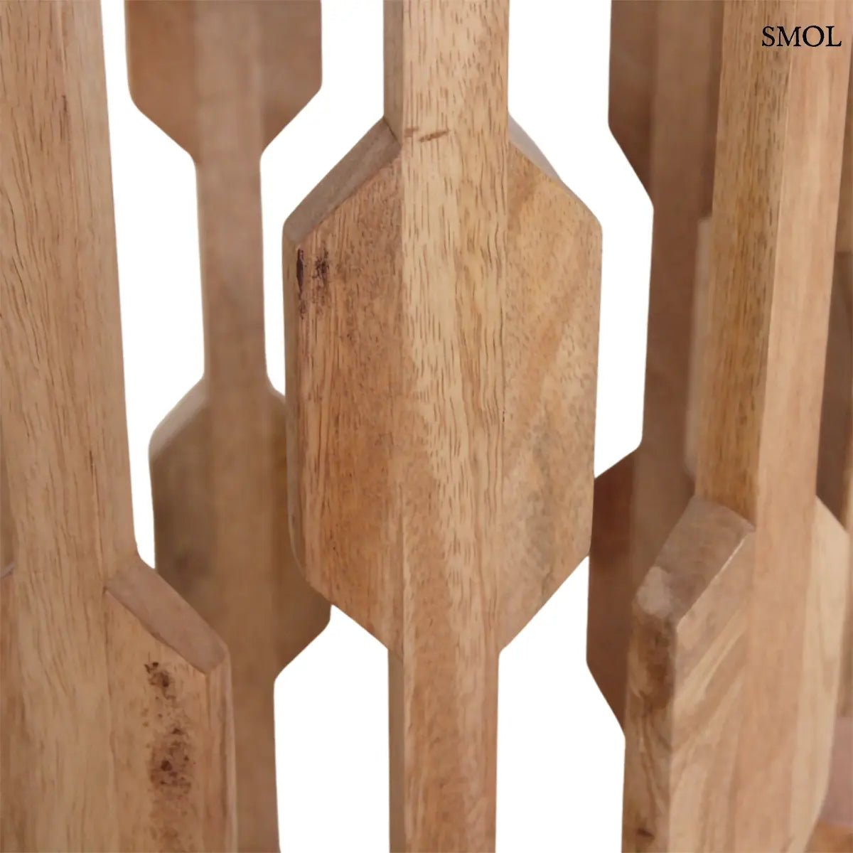 Modern fehér márvány és mangófa lerakóasztal hengeres, geometrikus mintázatú fa vázzal, világos, letisztult stílusban, nagyítva