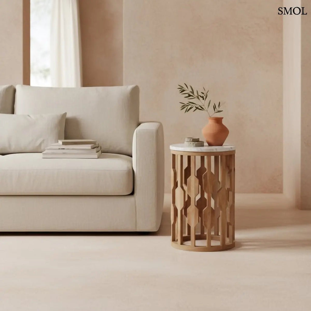 Modern fehér márvány és mangófa lerakóasztal hengeres, geometrikus mintázatú fa vázzal, világos, letisztult stílusban, nappaliba vázával