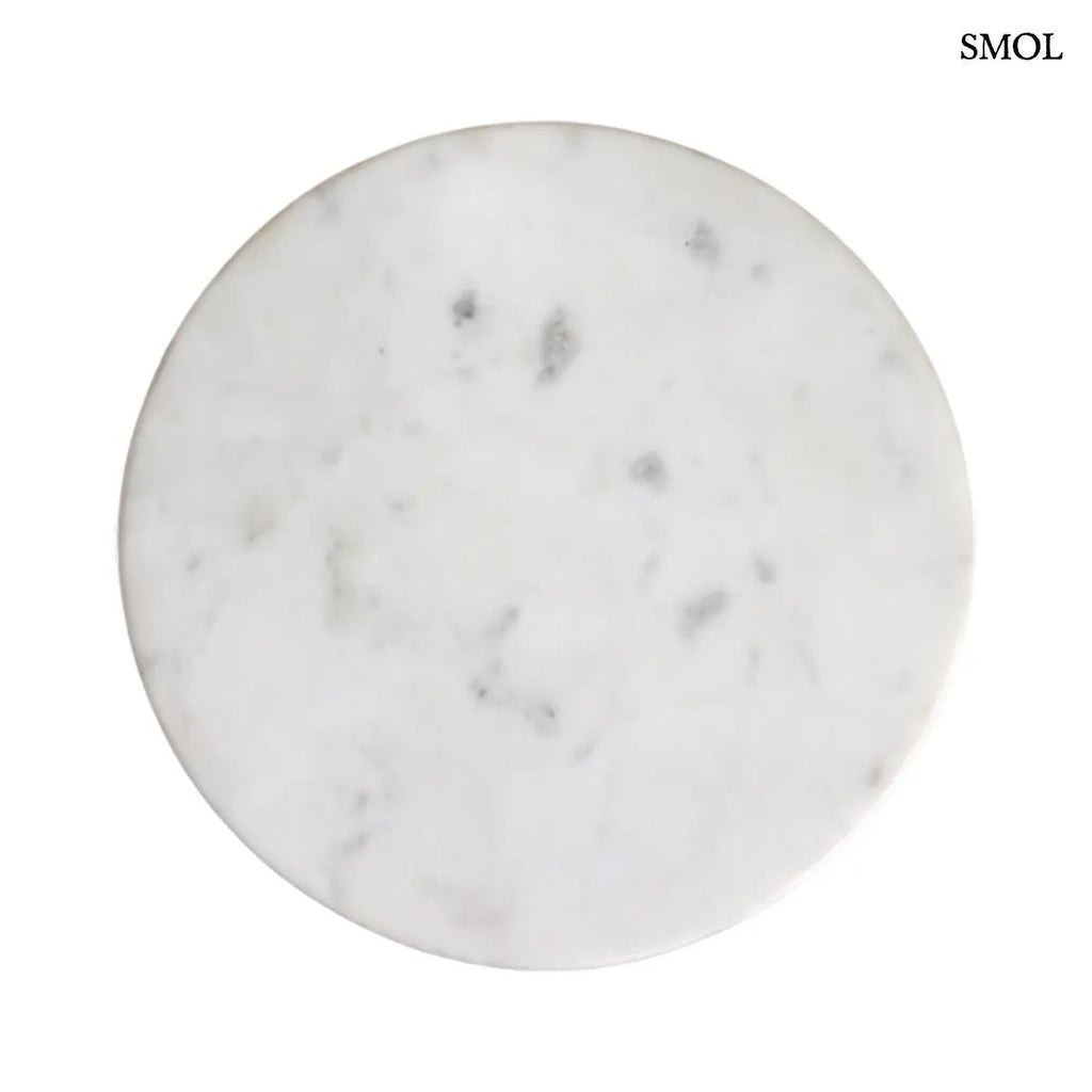 Modern fehér márvány és mangófa lerakóasztal hengeres, geometrikus mintázatú fa vázzal, világos, letisztult stílusban, felülről