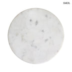 Modern fehér márvány és mangófa lerakóasztal hengeres, geometrikus mintázatú fa vázzal, világos, letisztult stílusban, felülről