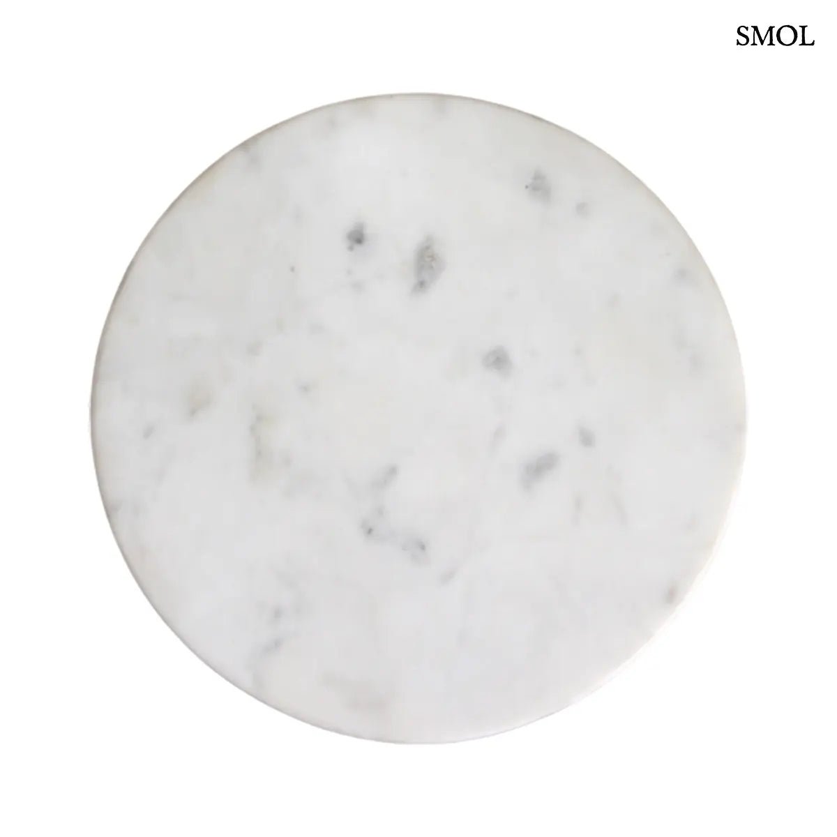 Modern fehér márvány és mangófa lerakóasztal hengeres, geometrikus mintázatú fa vázzal, világos, letisztult stílusban, felülről