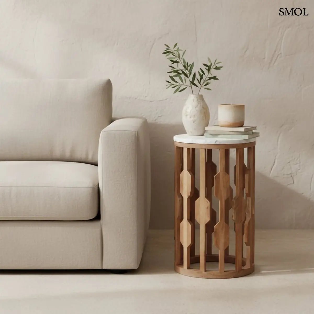 Modern fehér márvány és mangófa lerakóasztal hengeres, geometrikus mintázatú fa vázzal, világos, letisztult stílusban, nappaliban, kanapé mellett
