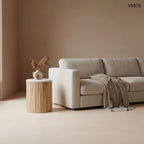 Henger alakú MALACCA lerakóasztal fehér márvány asztallappal és függőlegesen mart, natúr mangófa talppal, kanapé mellett, vázával és pléddel