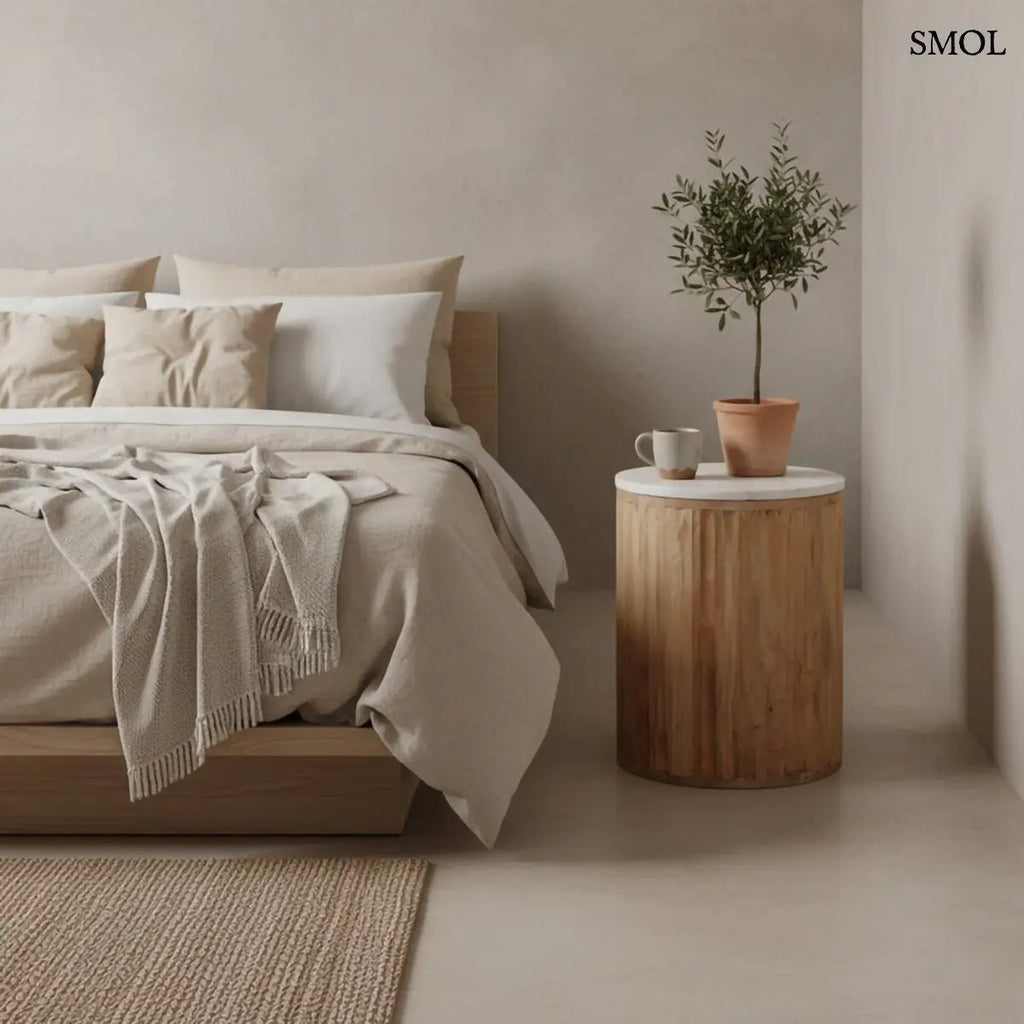 Henger alakú MALACCA lerakóasztal fehér márvány asztallappal és függőlegesen mart, natúr mangófa talppal, hálószobában, ágy mellett