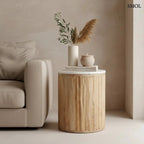 Henger alakú MALACCA lerakóasztal fehér márvány asztallappal és függőlegesen mart, natúr mangófa talppal, kanapé mellett