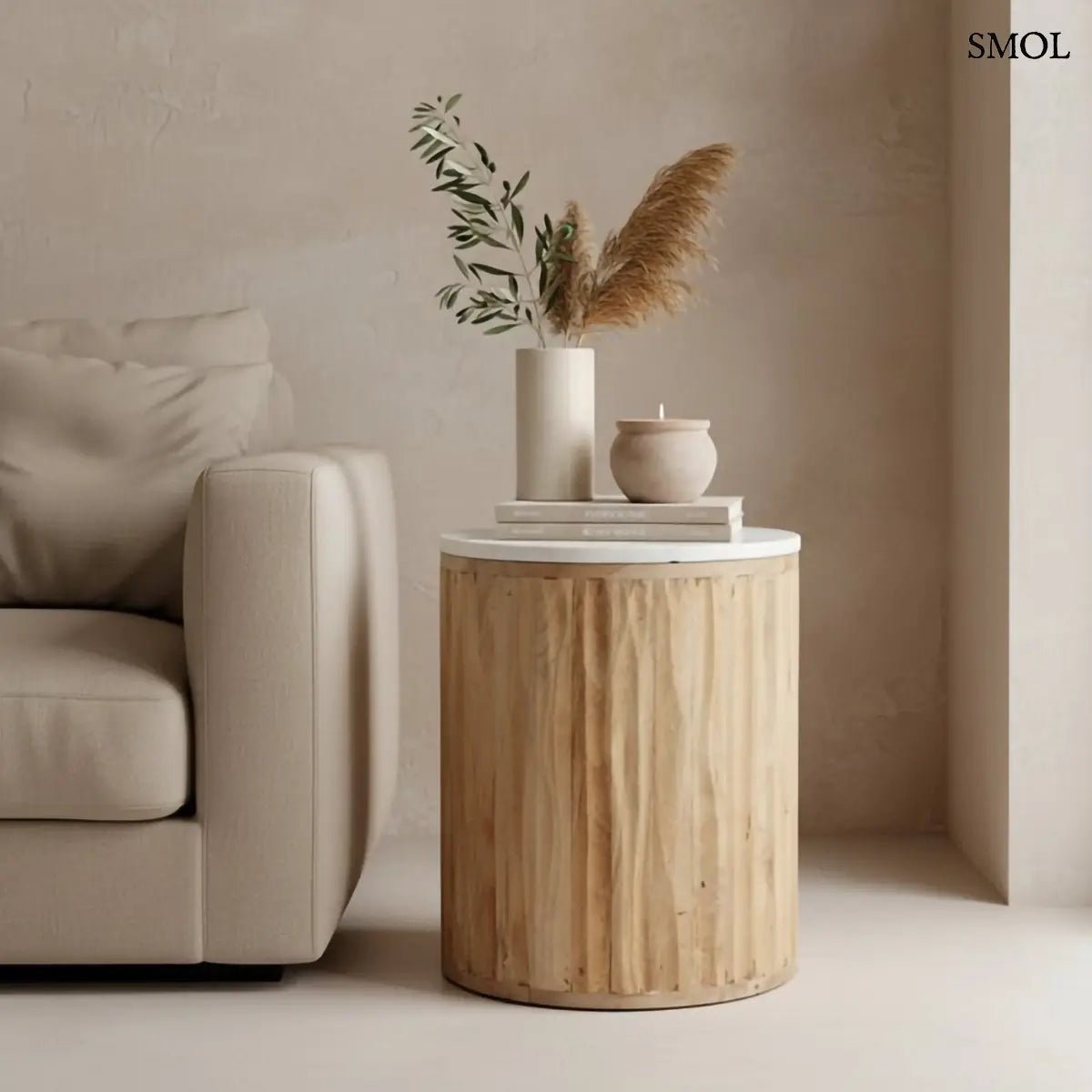 Henger alakú MALACCA lerakóasztal fehér márvány asztallappal és függőlegesen mart, natúr mangófa talppal, kanapé mellett