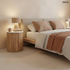 Henger alakú MALACCA lerakóasztal fehér márvány asztallappal és függőlegesen mart, natúr mangófa talppal, éjjeliszekrényként