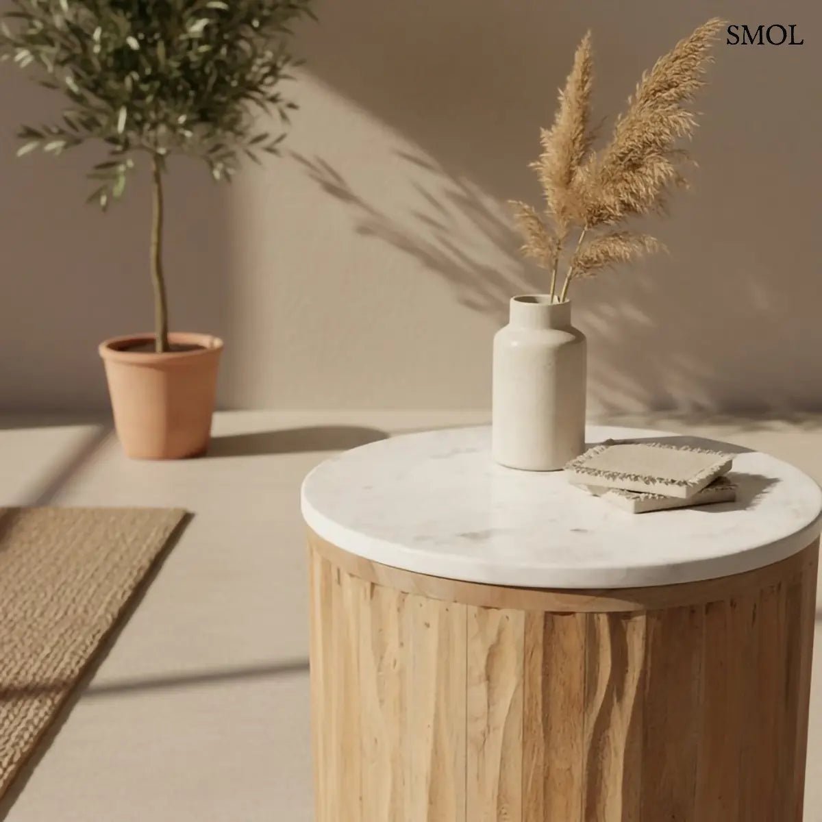 Henger alakú MALACCA lerakóasztal fehér márvány asztallappal és függőlegesen mart, natúr mangófa talppal, növényekkel