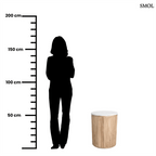 Henger alakú MALACCA lerakóasztal fehér márvány asztallappal és függőlegesen mart, natúr mangófa talppal, méretarányosan