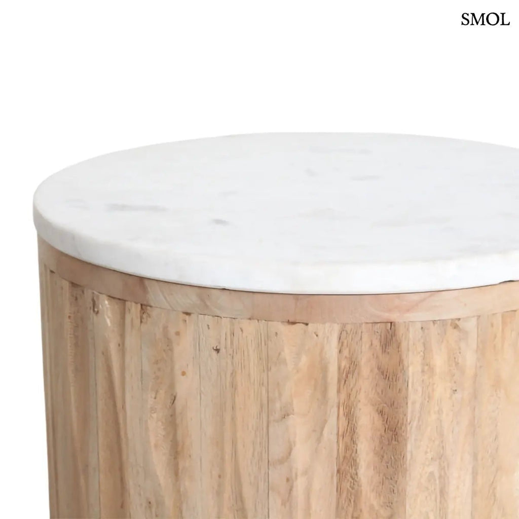 Henger alakú MALACCA lerakóasztal fehér márvány asztallappal és függőlegesen mart, natúr mangófa talppal, oldalról nagyítva