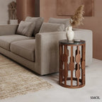 Fekete márványlapos lerakóasztal antik barna mangófa vázzal, henger alakú kisasztal modern és japandi stílusban szürke kanapé mellett, fűvel