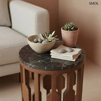 Fekete márványlapos lerakóasztal antik barna mangófa vázzal, henger alakú kisasztal modern és japandi stílusban, kiegészítőkkel