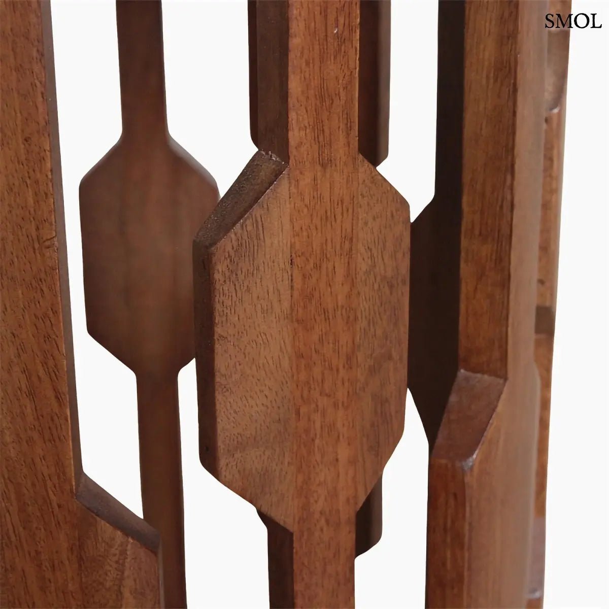 Fekete márványlapos lerakóasztal antik barna mangófa vázzal, henger alakú kisasztal modern és japandi stílusban, oldalról nagyítva