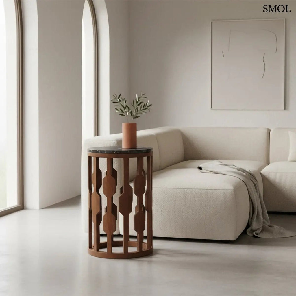 Fekete márványlapos lerakóasztal antik barna mangófa vázzal, henger alakú kisasztal modern és japandi stílusban, nappaliban, vázával