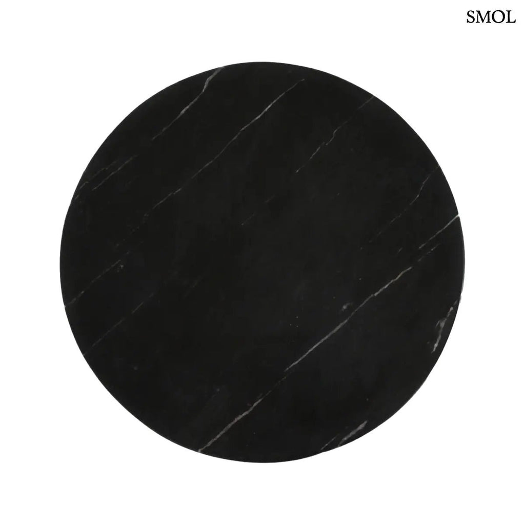 Kerek lerakóasztal fekete márvány asztallappal és függőlegesen barázdált, természetes barna mangófa talppal, asztallap nagyítva