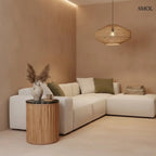 Kerek lerakóasztal fekete márvány asztallappal és függőlegesen barázdált, természetes barna mangófa talppal, nappaliban, kanapé mellett