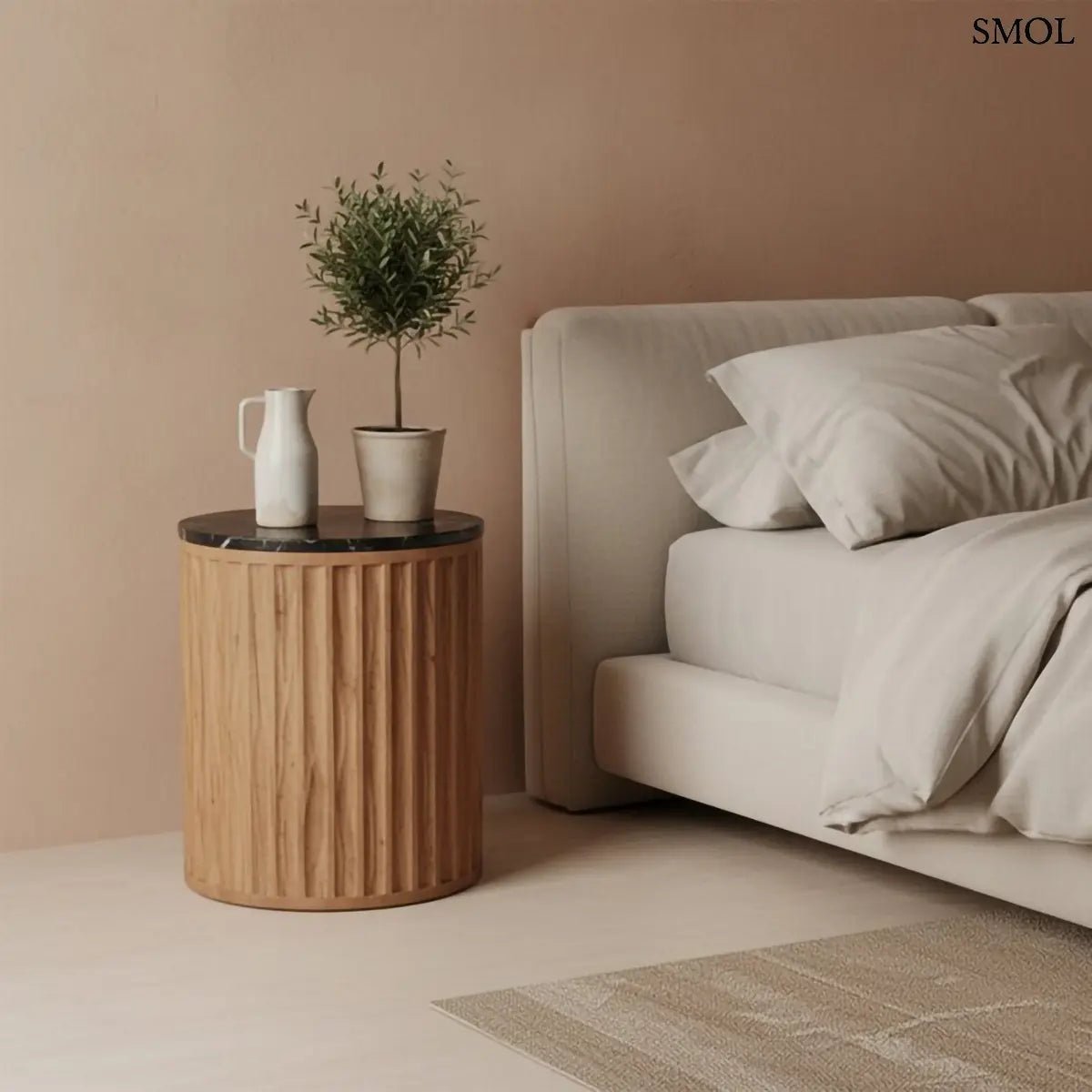 Kerek lerakóasztal fekete márvány asztallappal és függőlegesen barázdált, természetes barna mangófa talppal, hálószobában, éjjeliszekrényként