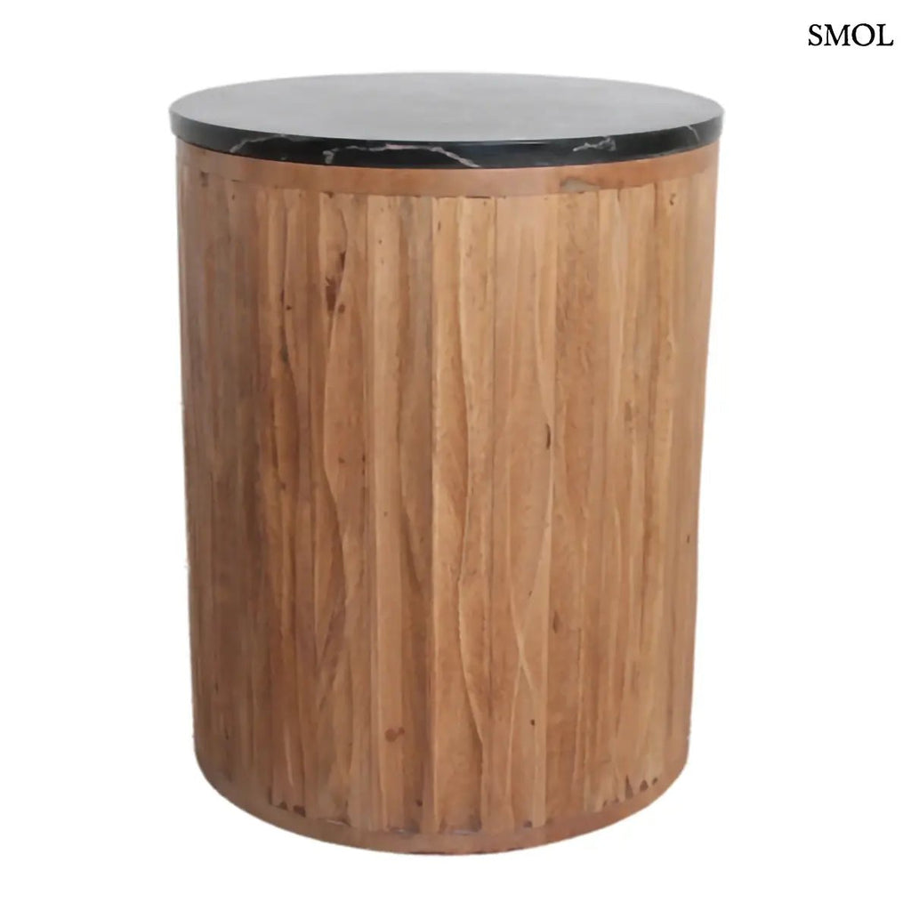 Kerek lerakóasztal fekete márvány asztallappal és függőlegesen barázdált, természetes barna mangófa talppal, oldalról