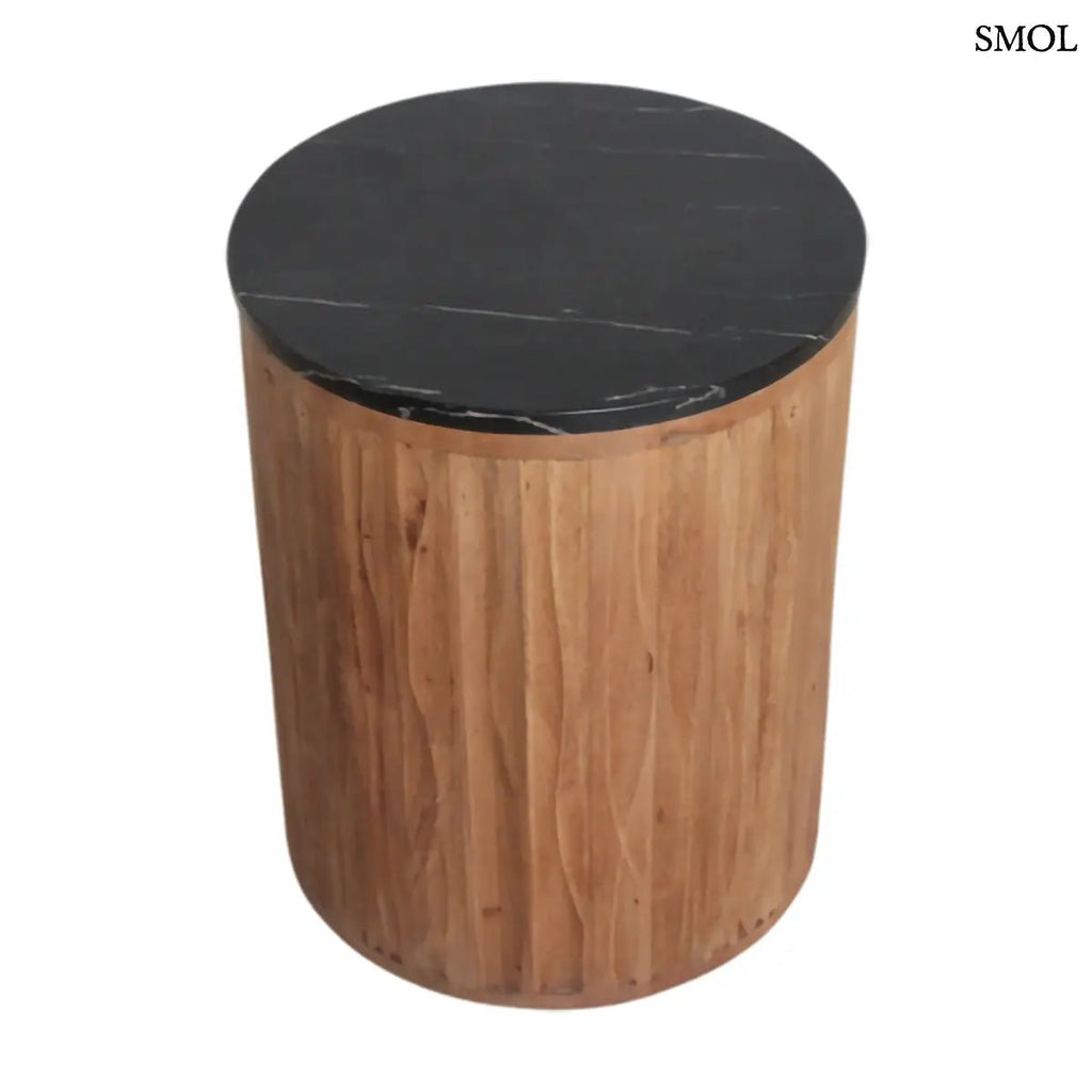 Kerek lerakóasztal fekete márvány asztallappal és függőlegesen barázdált, természetes barna mangófa talppal, fehér háttérrel