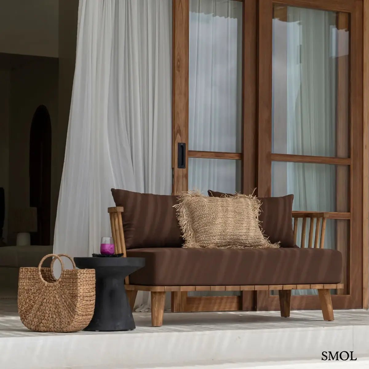 Modern, homokóra alakú fekete suar fa lerakóasztal minimalista stílusban, teraszon, kanapé mellett