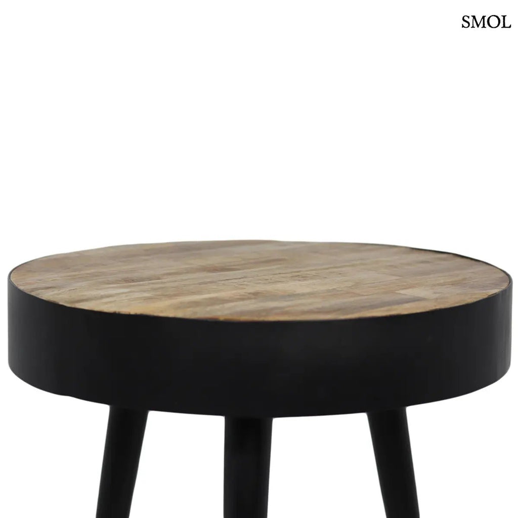 Kerek BARI lerakóasztal természetes mangófa asztallappal és három vékony fekete fém lábbal, oldalról nagyított asztallap