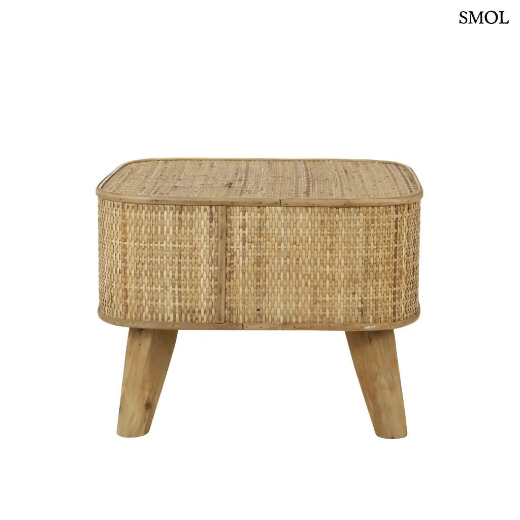 Natúr fonott rattan lerakóasztal stabil fa lábakkal és kézműves textúrával, oldalról, fehér háttérrel