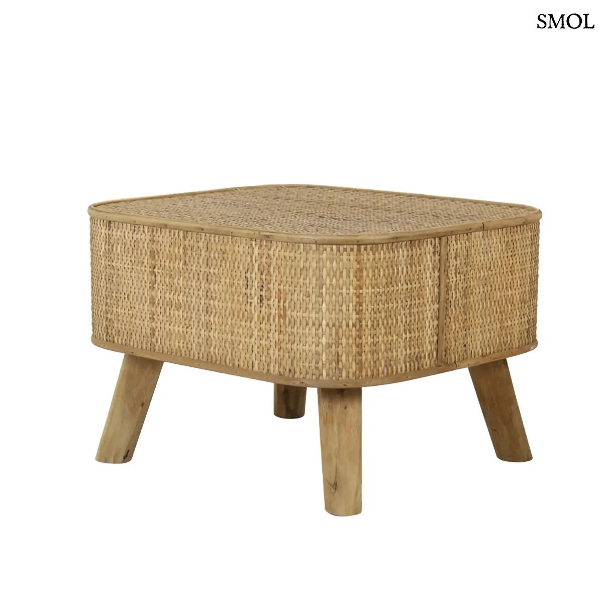 Natúr fonott rattan lerakóasztal stabil fa lábakkal és kézműves textúrával, ferdén, fehér háttérrel