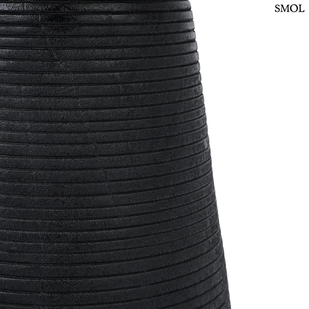 Egyedi suar fa lerakóasztal fekete bordázott talppal és natúr fa felülettel, fekete talp nagyítva