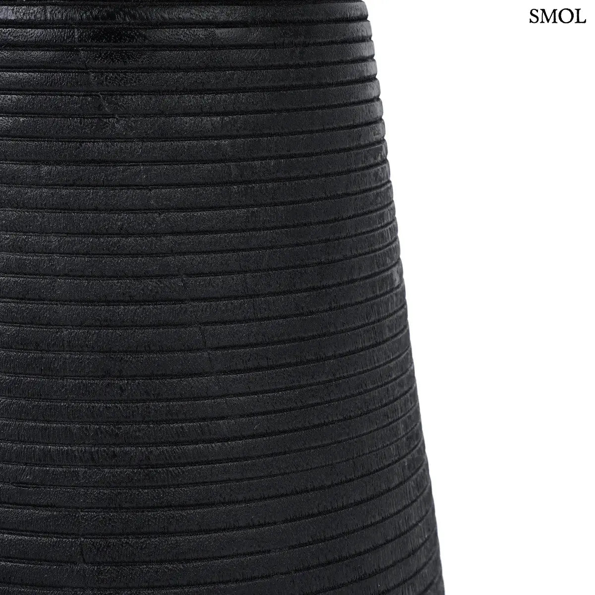 Egyedi suar fa lerakóasztal fekete bordázott talppal és natúr fa felülettel, fekete talp nagyítva