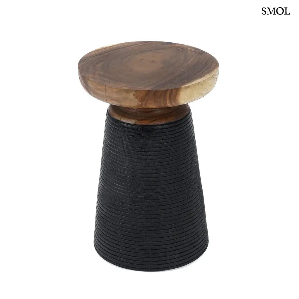 Egyedi suar fa lerakóasztal fekete bordázott talppal és natúr fa felülettel, fehér háttérrel