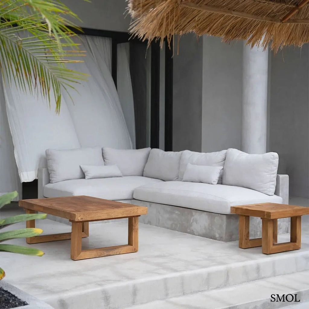 Rusztikus, kézzel készült lerakóasztal tömör teakfából, egyedi fa erezettel és természetes natúr színben, teraszon, kanapé mellett