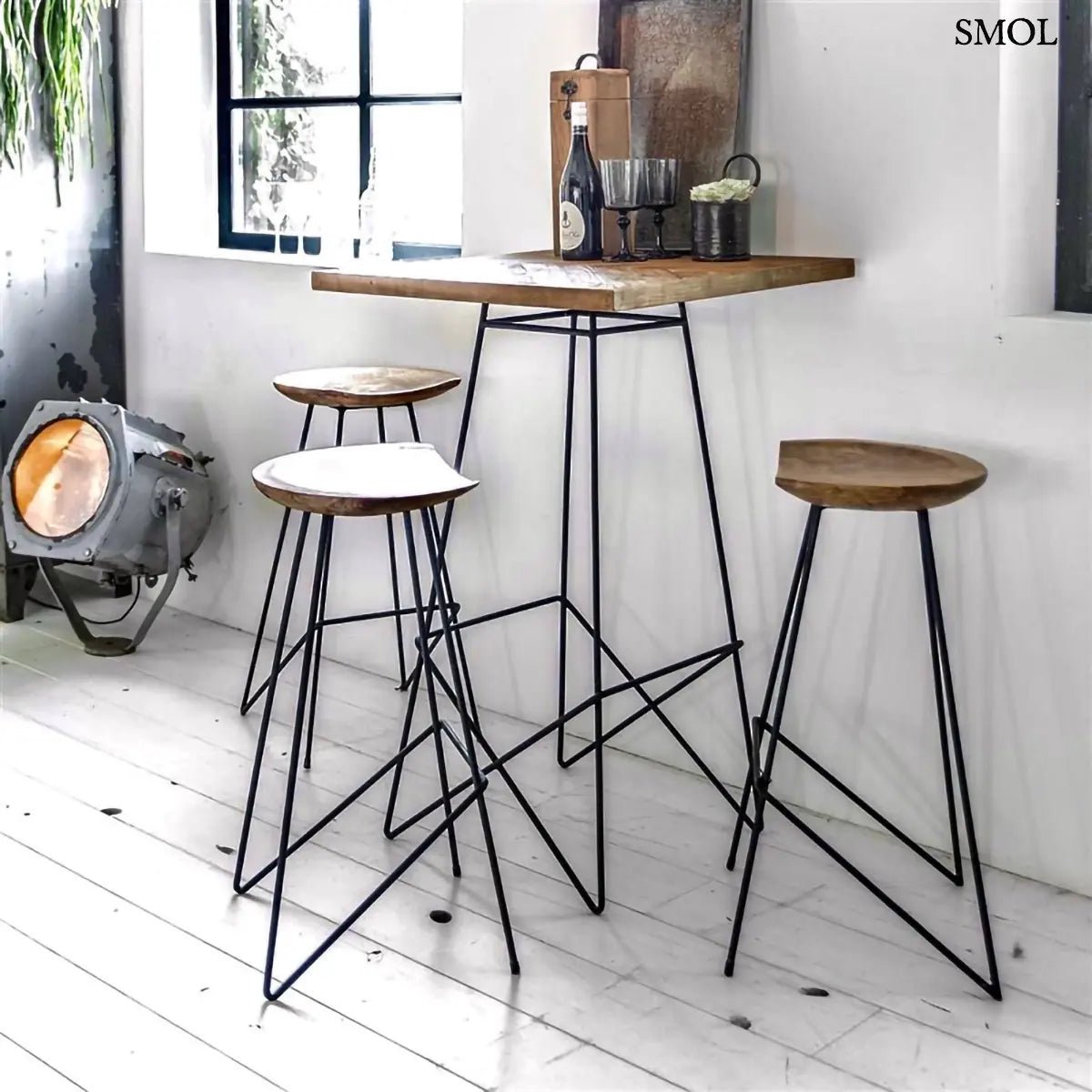 Loft bárszék természetes teakfa ülőfelülettel és fekete fém lábakkal, asztalnál 3 szék